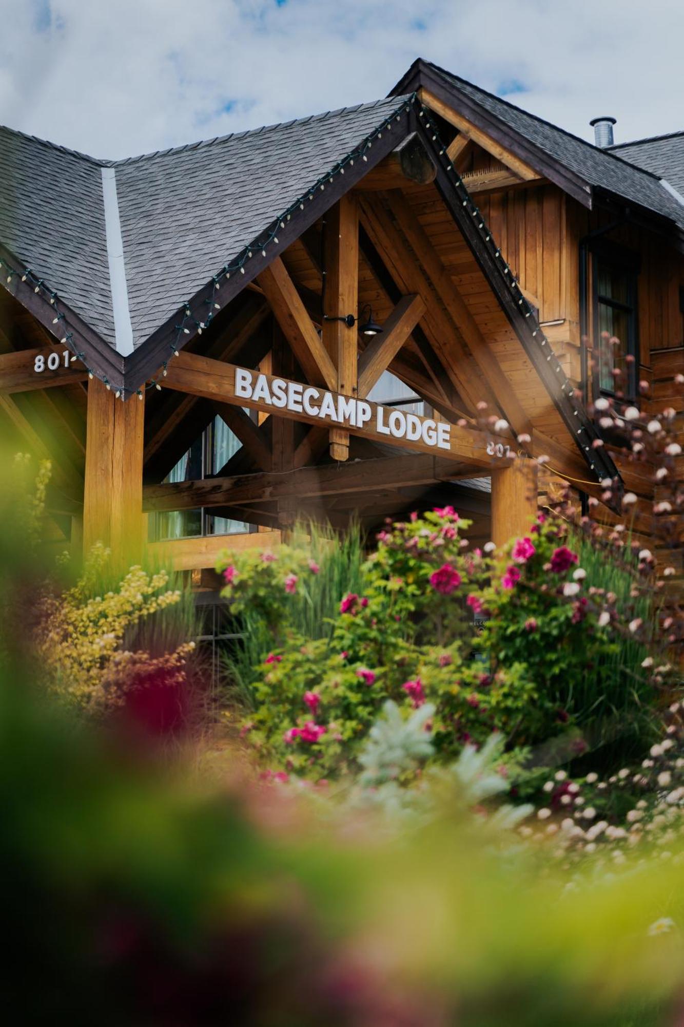Basecamp Lodge Golden Dış mekan fotoğraf